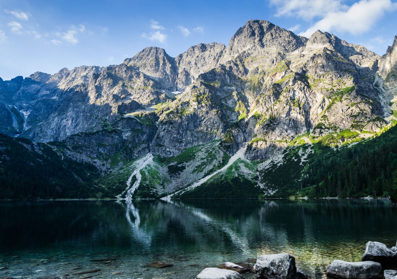 Morskie Oko. Najsłynniejszy tatrzański staw, w jego okolicach rosną limby